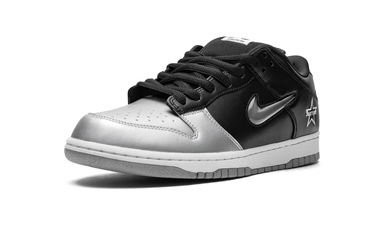 SB Dunk Low OG QS "Supreme - Jewel Swoosh Plata/Negro"
