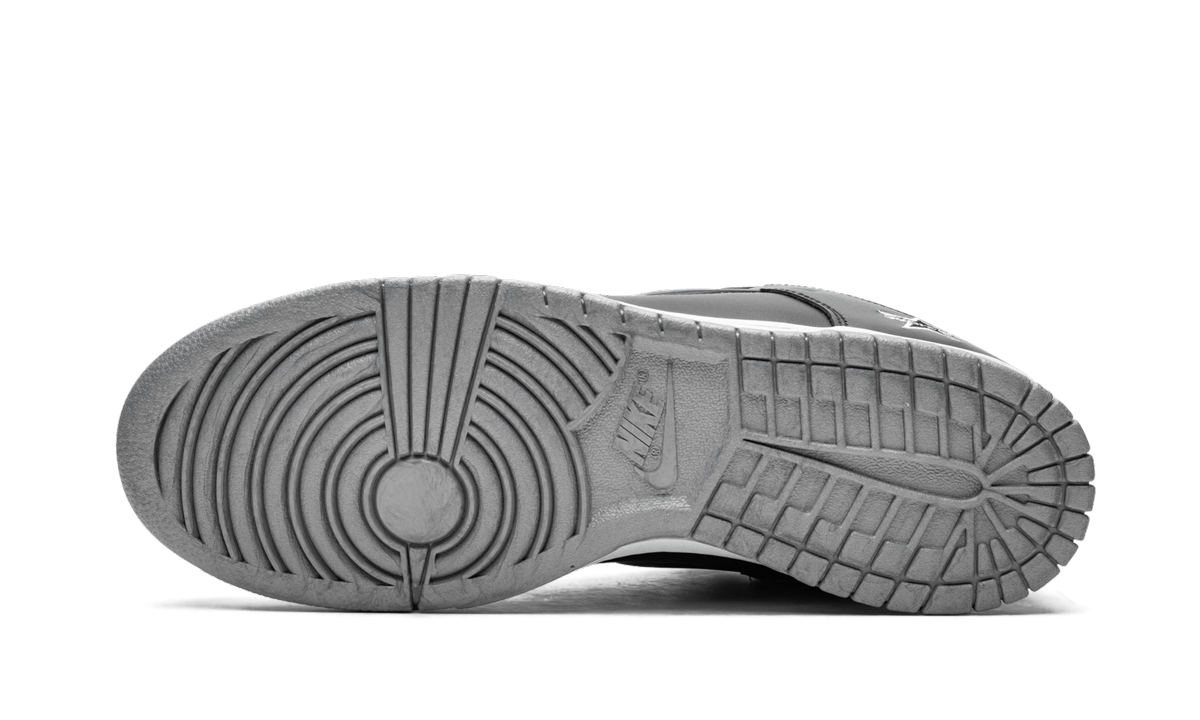SB Dunk Low OG QS "Supreme - Jewel Swoosh Plata/Negro"