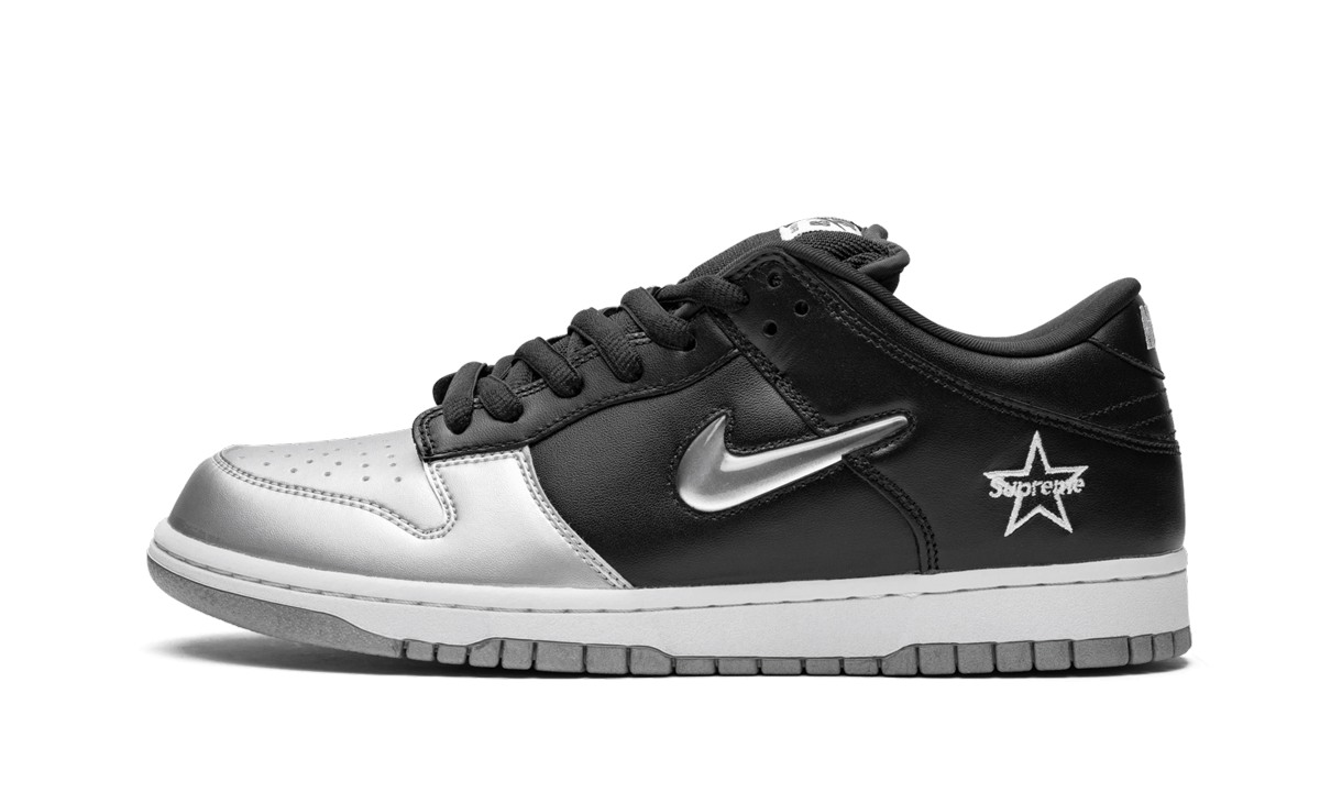 SB Dunk Low OG QS "Supreme - Jewel Swoosh Plata/Negro"