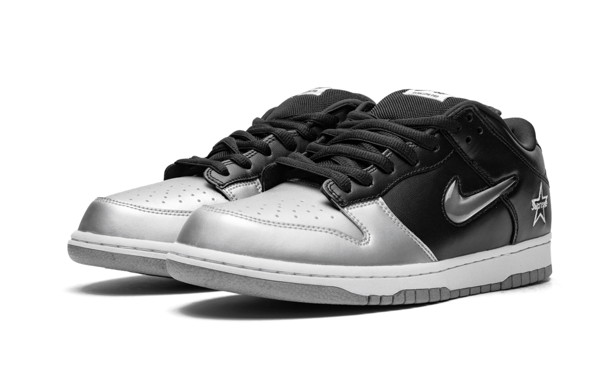 SB Dunk Low OG QS "Supreme - Jewel Swoosh Plata/Negro"