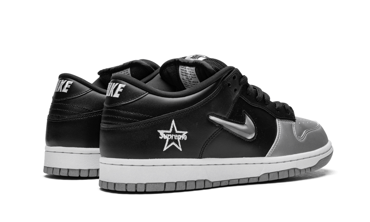 SB Dunk Low OG QS "Supreme - Jewel Swoosh Plata/Negro"